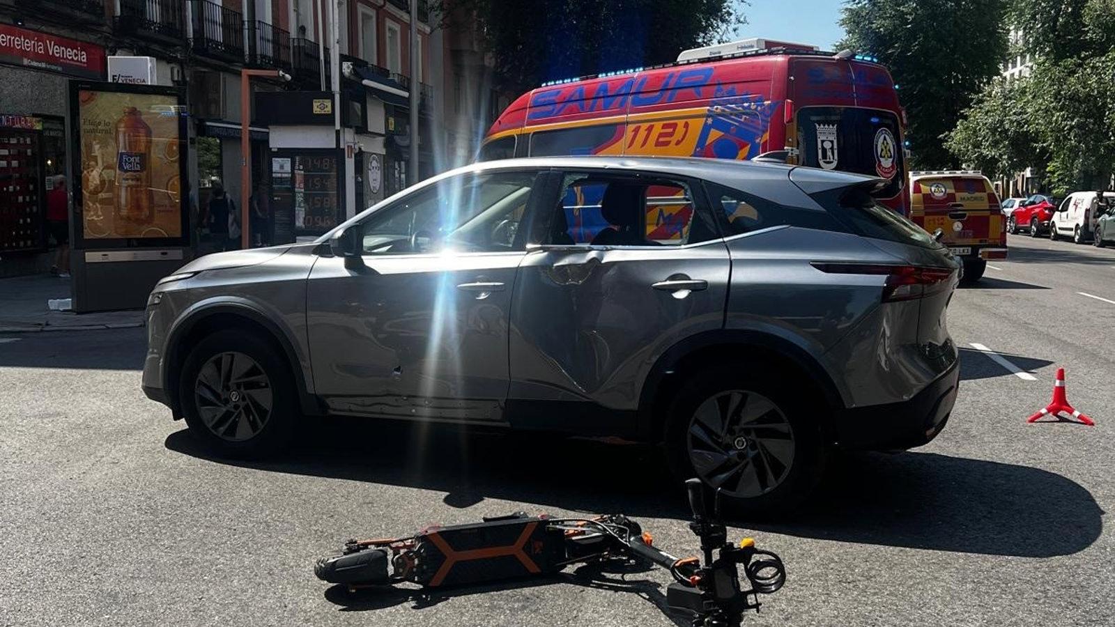 Herido grave un hombre tras chocar con su patinete contra un coche en Chamberí