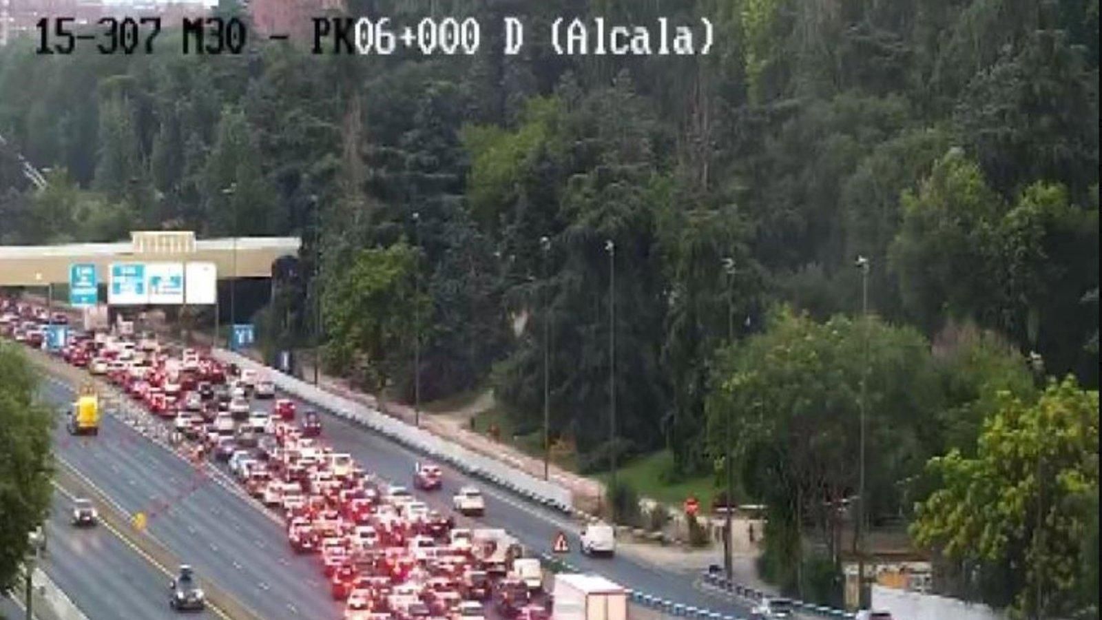 Un camión vuelca y colisiona con un autobús en la M-30 dejando dos heridos