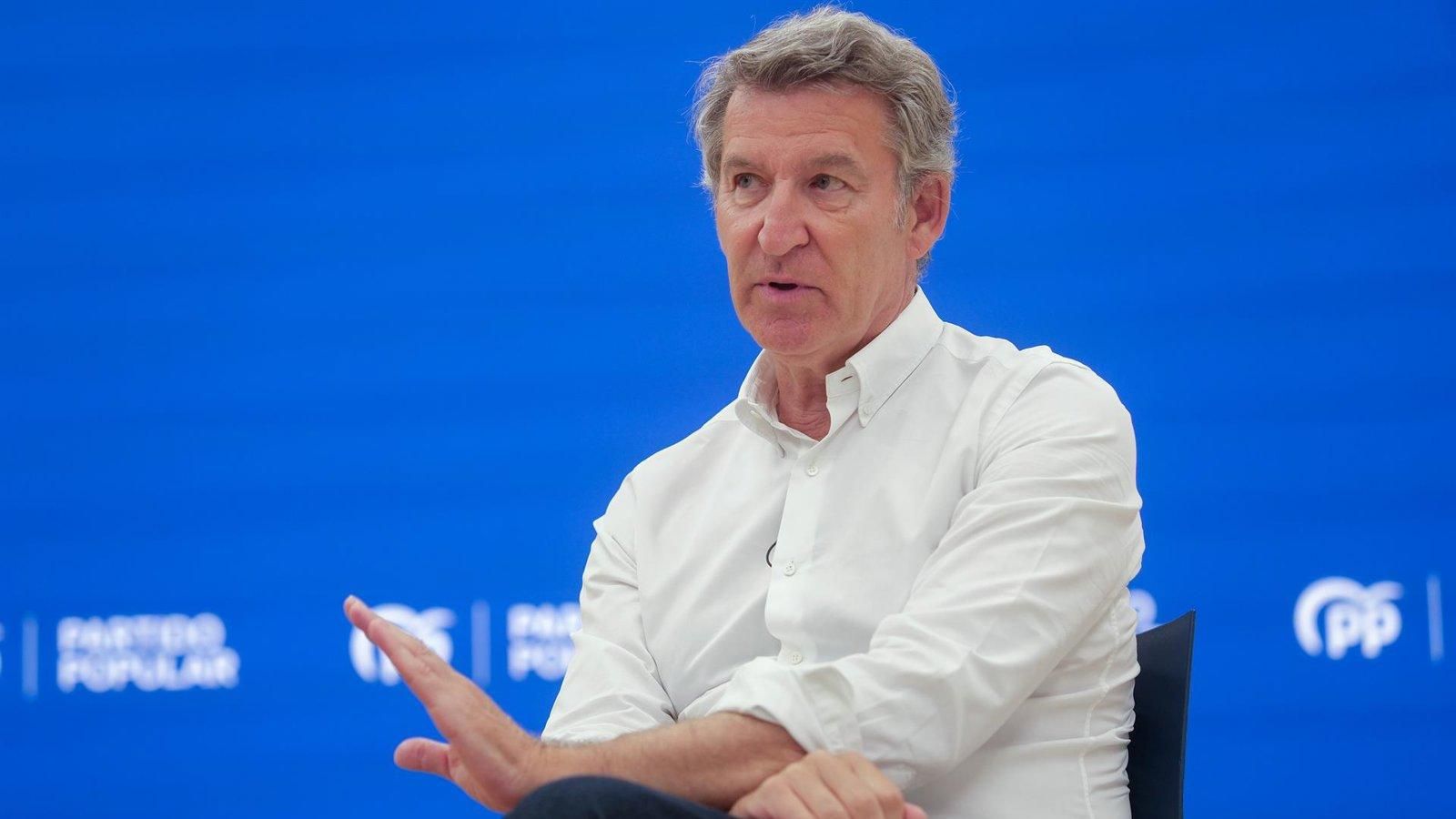 Feijóo acusa a Sánchez de querer prolongar el mandato de Conde-Pumpido para seguir controlando el TC