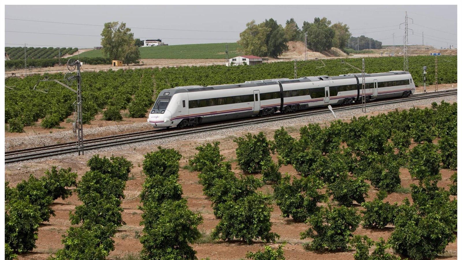 La circulación de trenes entre Madrid y Ávila queda suspendida por un incendio próximo a la vía