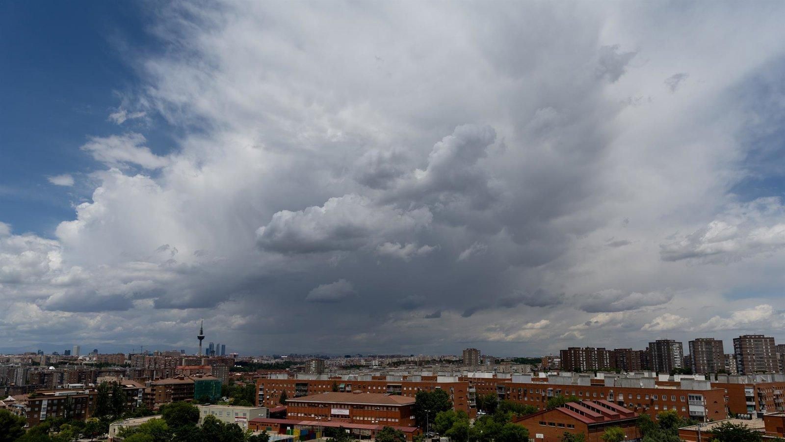 La Comunidad de Madrid activa un aviso por polvo africano