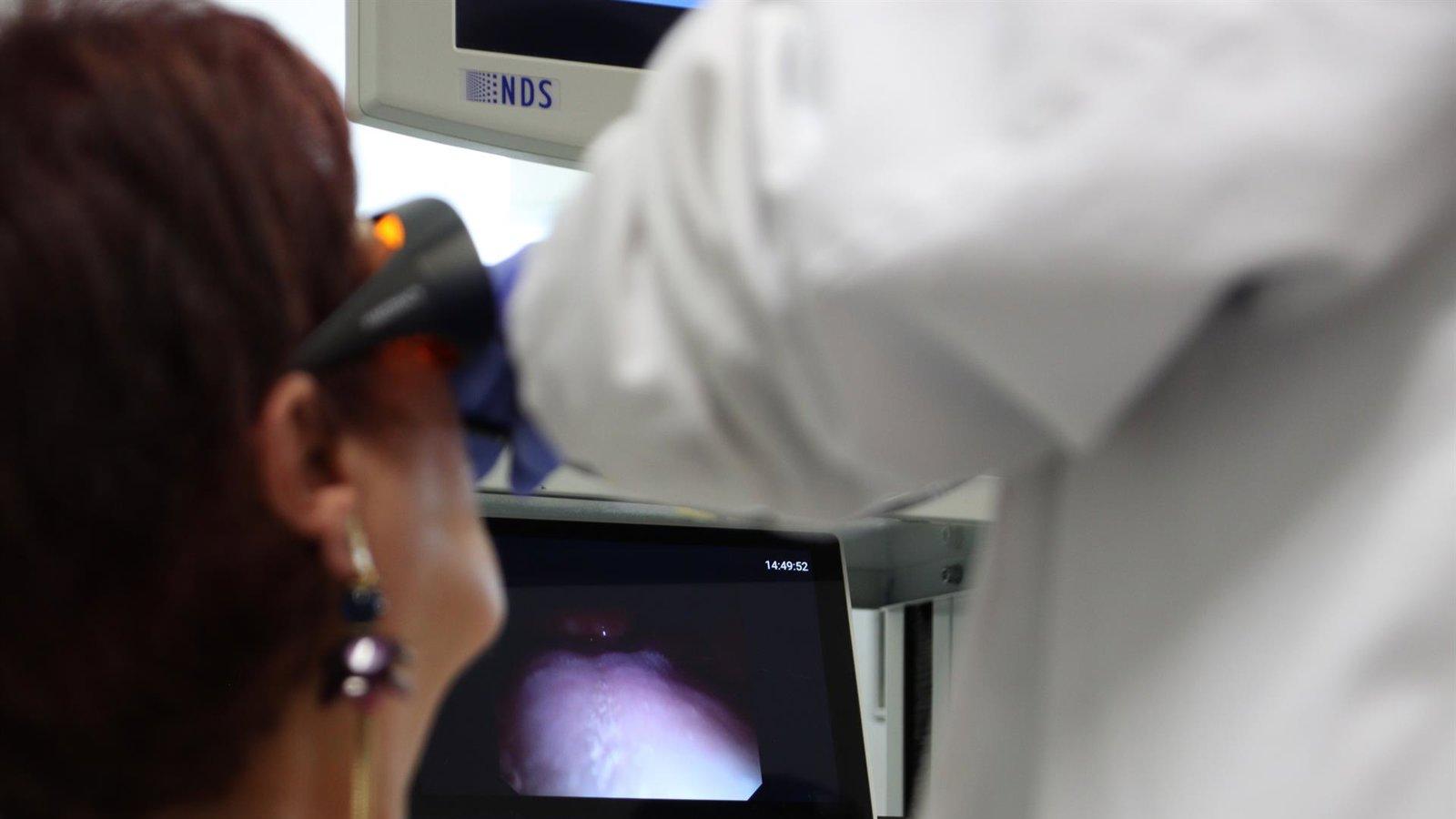 El hospital de Torrejón realiza más de 50 cirugías con láser azul en consulta