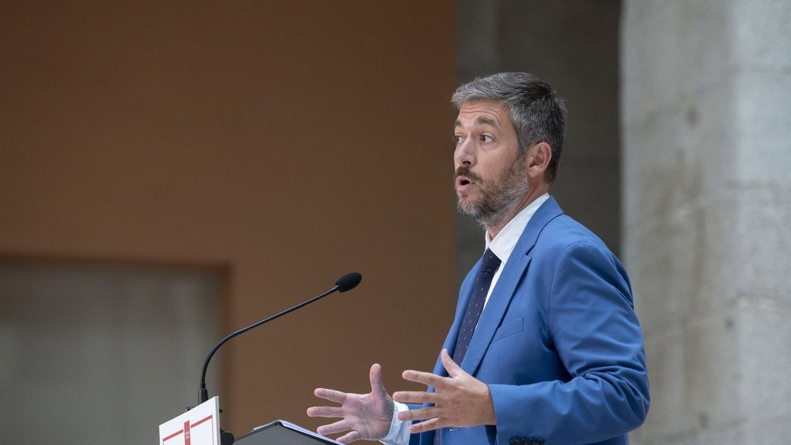 El Ejecutivo regional reprocha al PSOE que maquille sus currículums y sea implacable con los demás