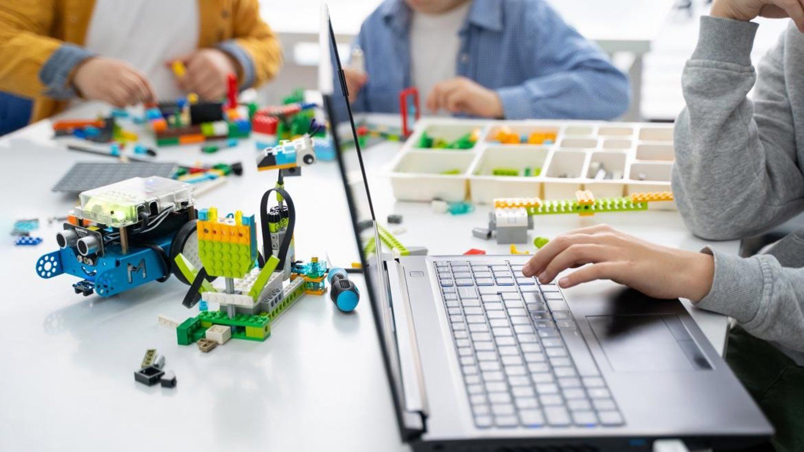 13.500 kits de robótica en 2.000 centros públicos de la región para impulsar el programa Código Escuela 4.0