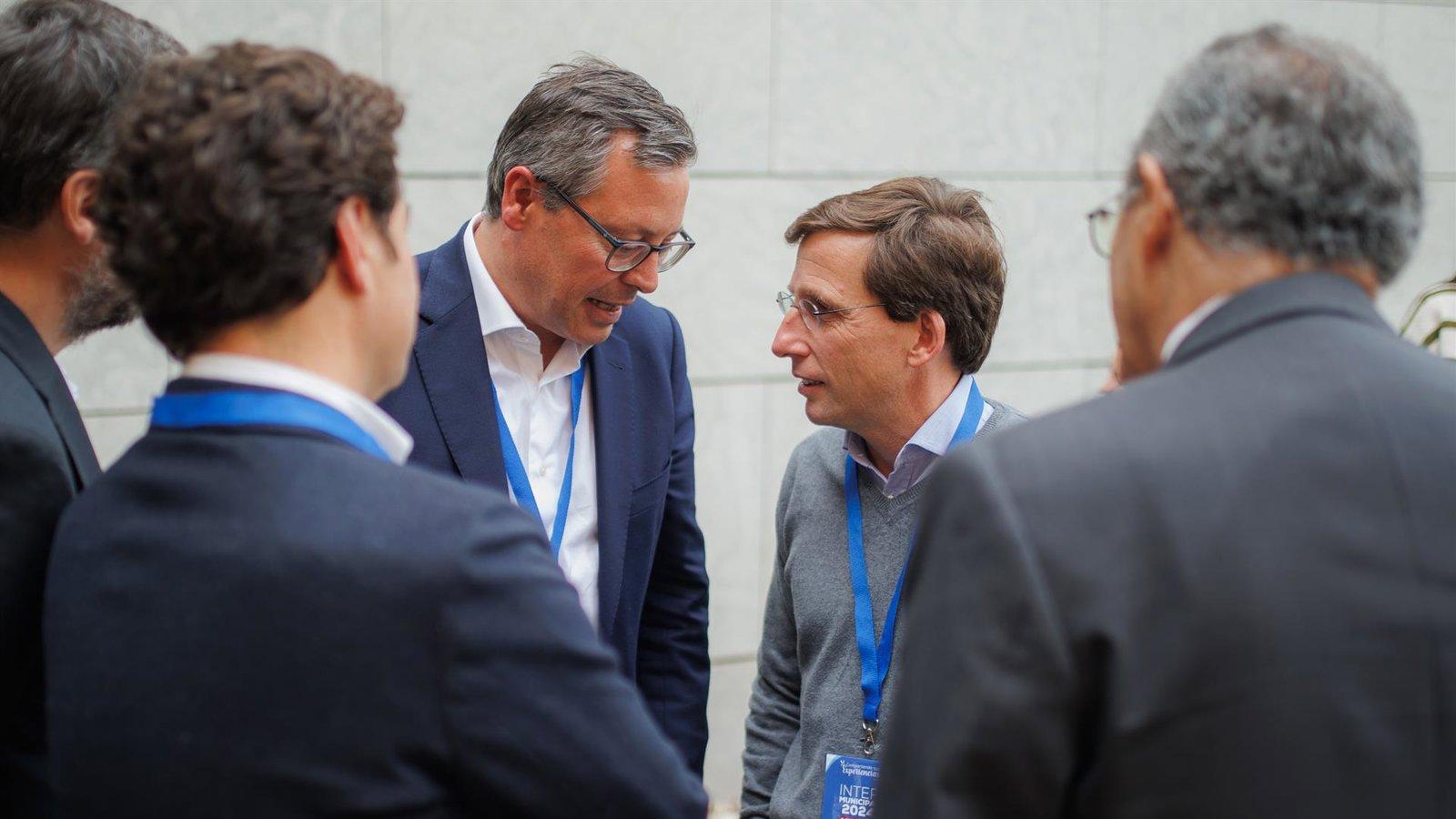 Serrano respalda a Almeida y le anima a continuar como alcalde más allá de 2027