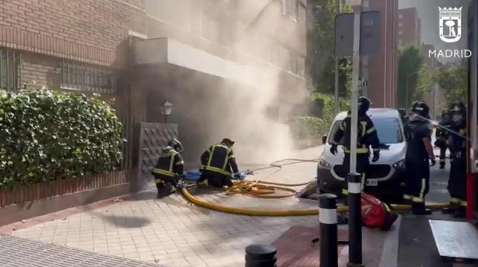 Los bomberos de Madrid sofocan un incendio en Fuencarral