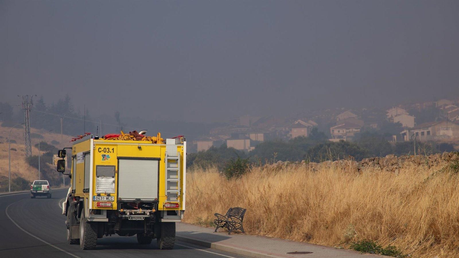La Comunidad retira los efectivos del incendio en San Bartolomé de Pinares por mejoría