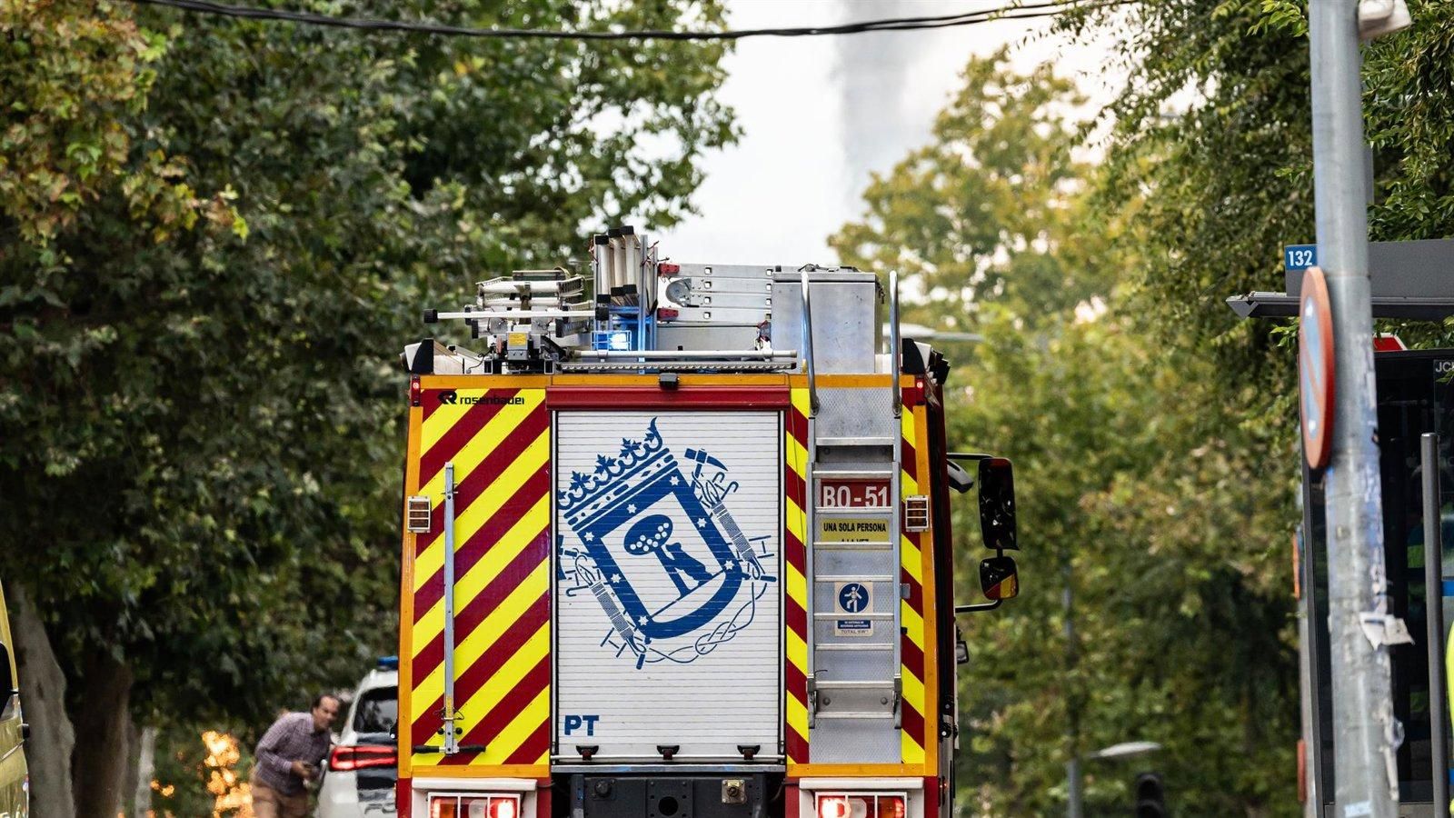 Los bomberos de Madrid sofocan un incendio en la Cañada Real con diez dotaciones