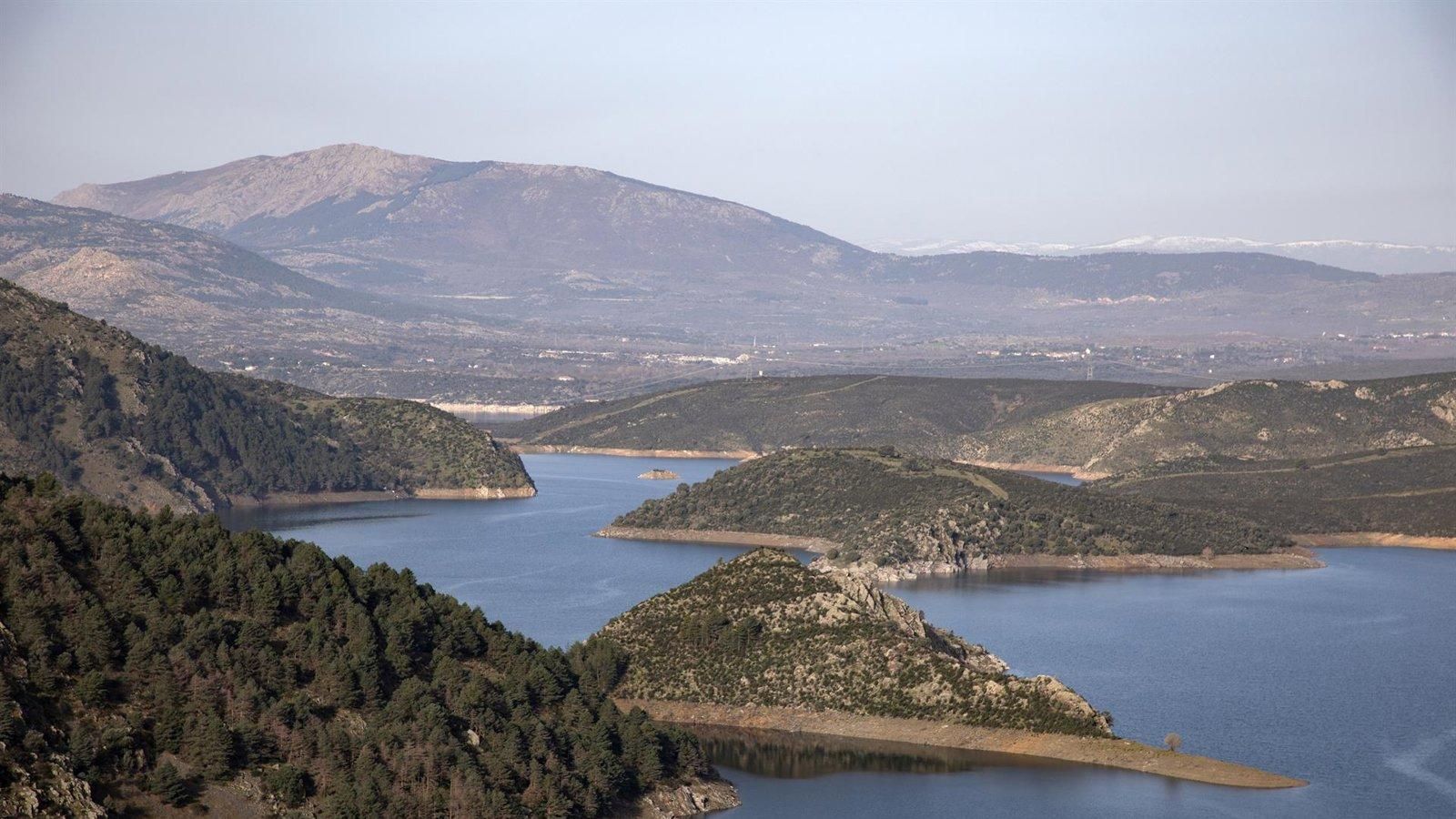Rescatan a 19 personas en el embalse del Atazar tras volcar sus kayaks 