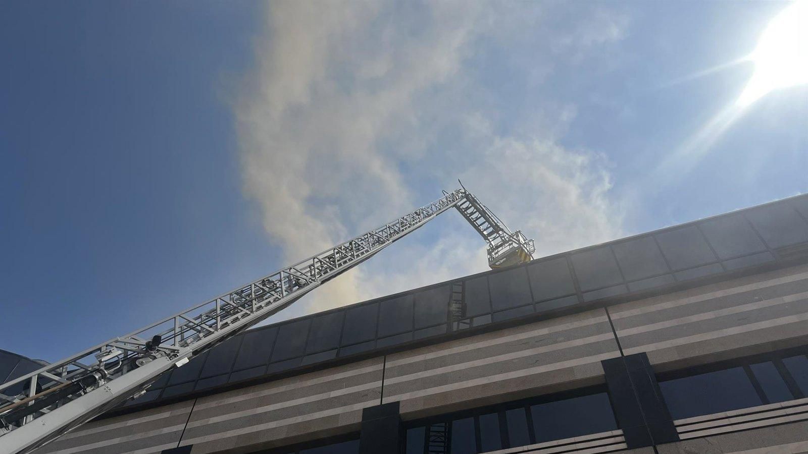 Un incendio en un local comercial de Ciudad Lineal genera una densa columna de humo