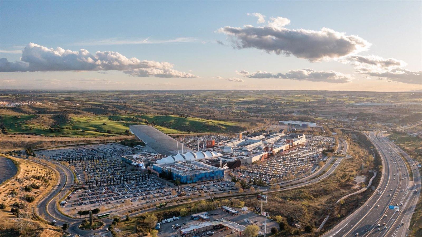 Diez vehículos dañados en un incendio del parking del Xanadú en Arroyomolinos