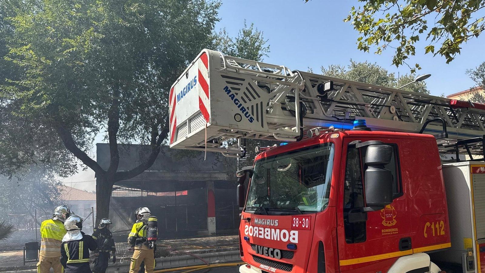 Extinguido el incendio de pasto en Humanes cerca de un almacén de productos para bazares