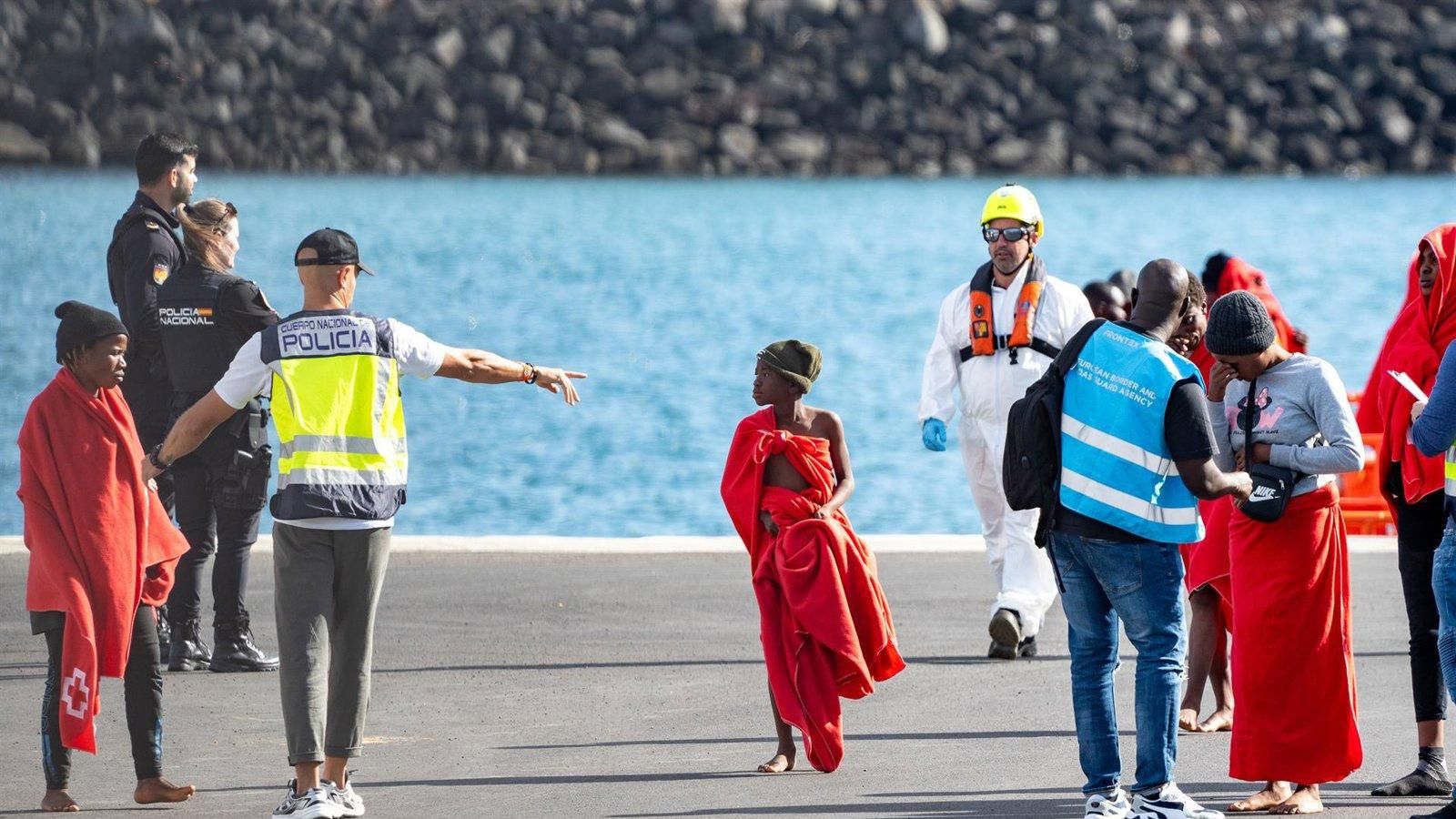 El ministro Torres amenaza a las comunidades sobre el reparto de menores: “Si no cumplen, intervendrán las fuerzas de seguridad”