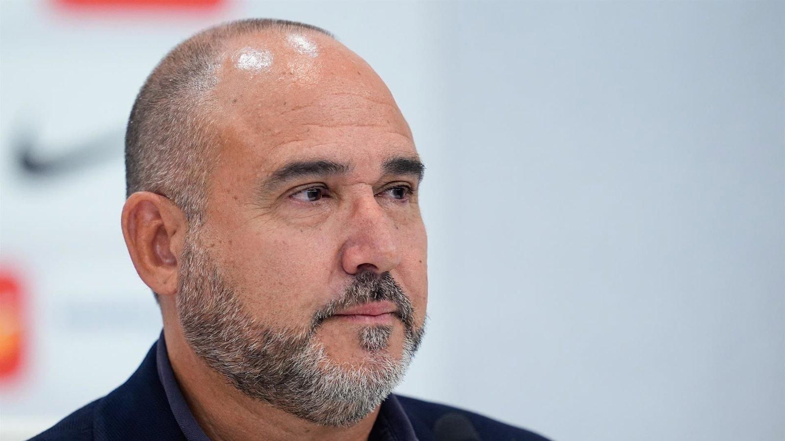 Chus Mateo destaca el “colmillo competitivo” del jugador español y la urgencia de clasificar al Mundial 2027