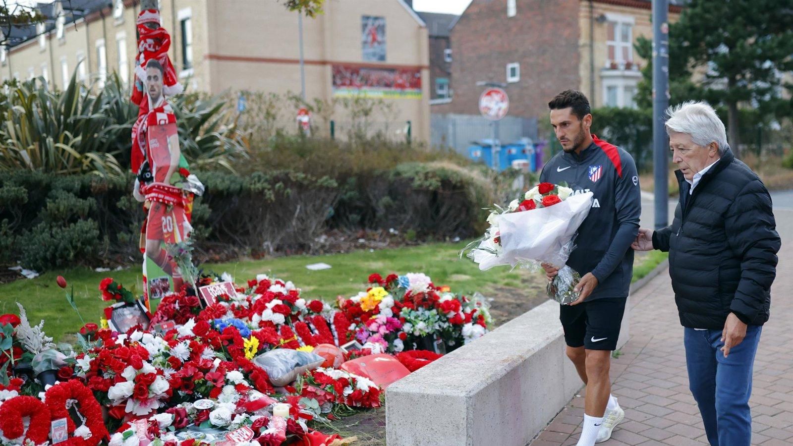 El Atlético de Madrid rinde homenaje a Diogo Jota en Anfield