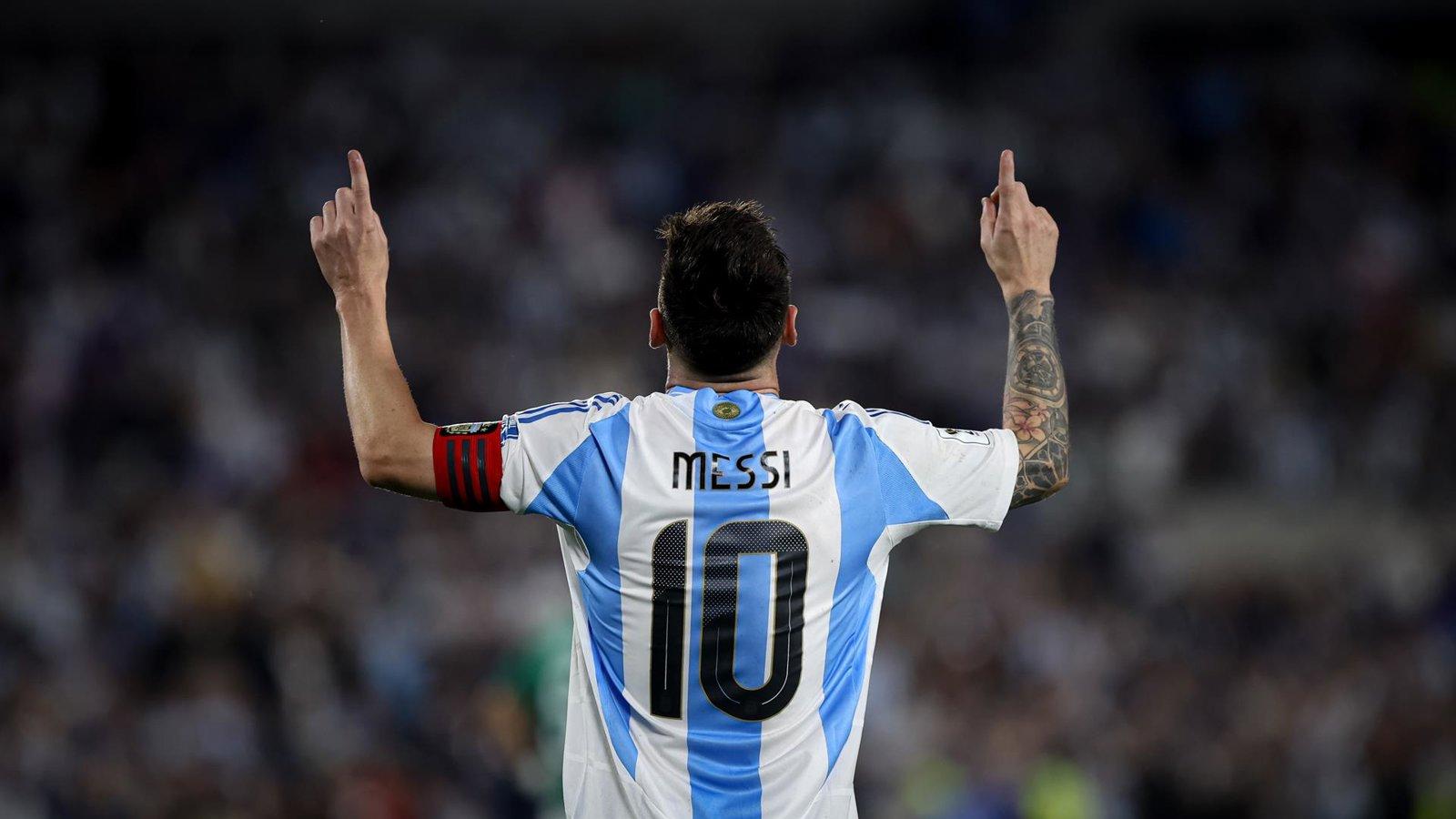 Messi se despide del Monumental con doblete y Brasil arrolla a Chile