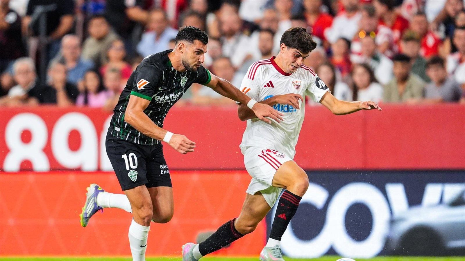 El Sevilla remonta y vence al Elche, que pierde su condición de invicto