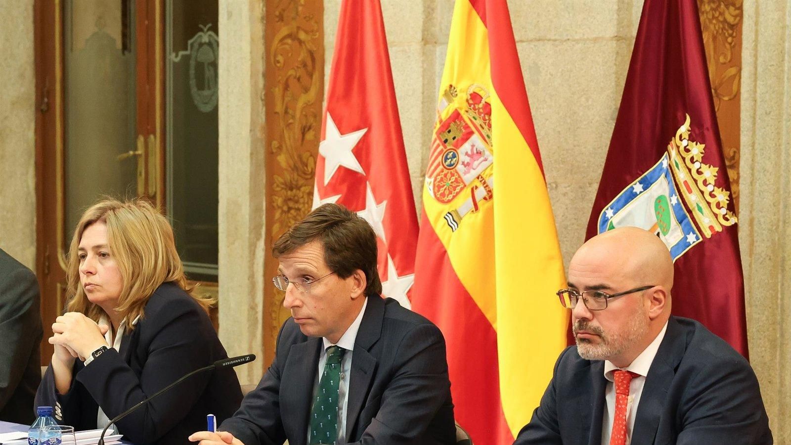 Almeida califica de “imposible” su relación con el delegado del Gobierno y lo acusa de actuar como “ariete de la oposición”