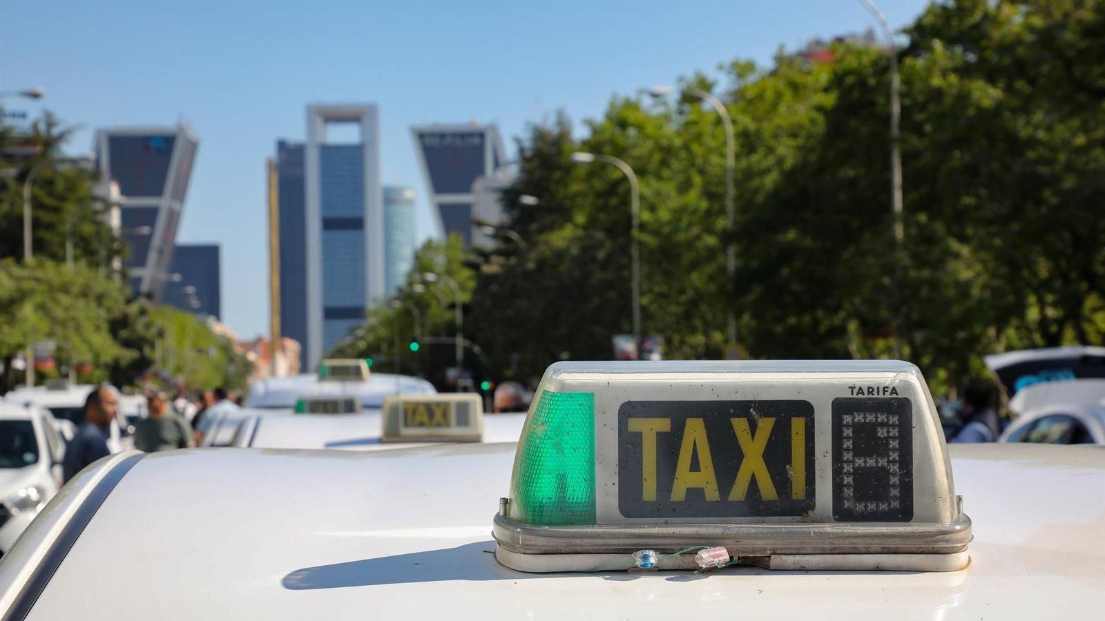 El Pleno de Madrid aprueba la reforma del taxi con la abstención de toda la oposición