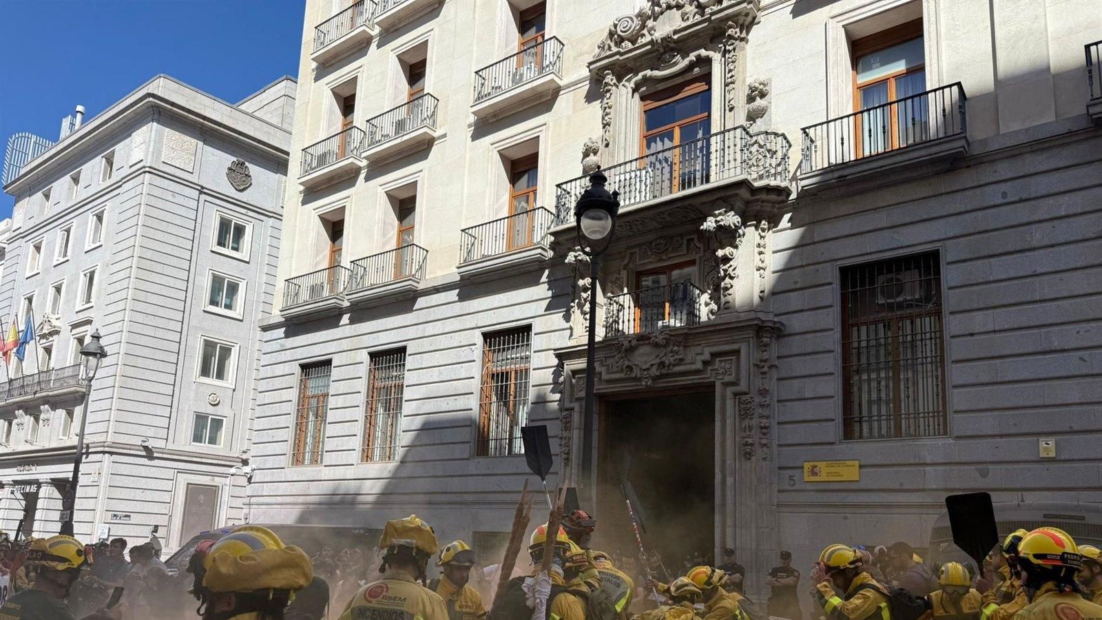 Los brigadistas forestales protestan frente al Ministerio de Hacienda por la falta de condiciones dignas