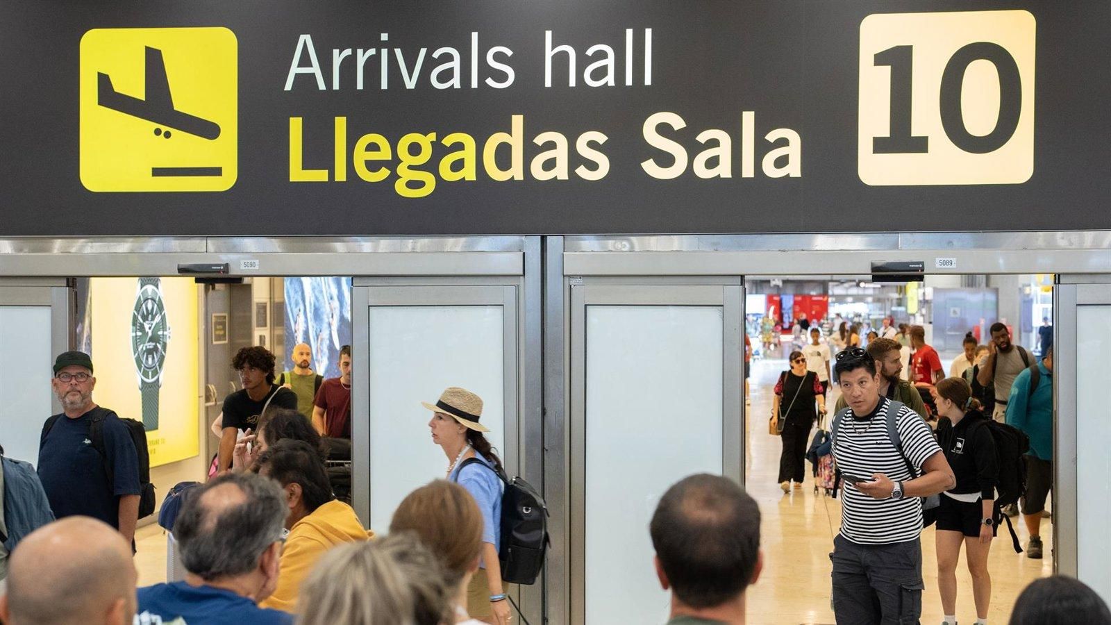 La región roza los 17 millones de turistas extranjeros hasta agosto y lidera el tráfico aéreo