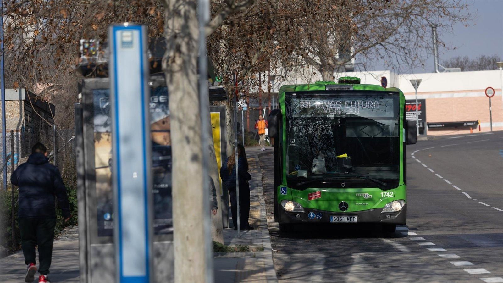 La Comunidad de Madrid moderniza paradas de autobús con nuevas marquesinas y mejoras tecnológicas