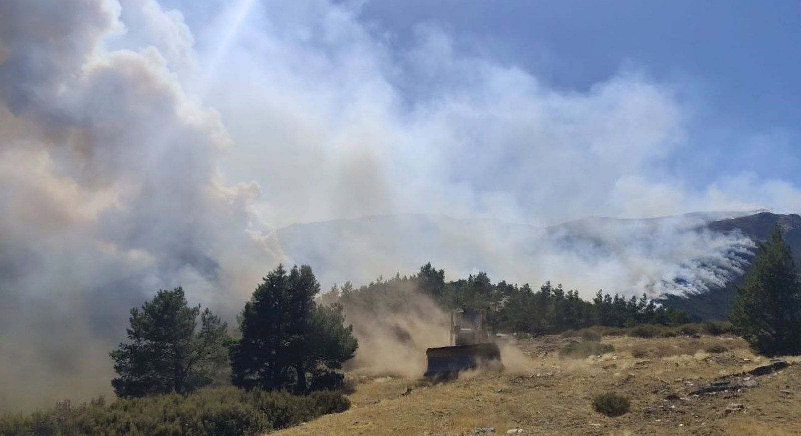 La Comunidad de Madrid refuerza el operativo contra el incendio de Peñalba de la Sierra