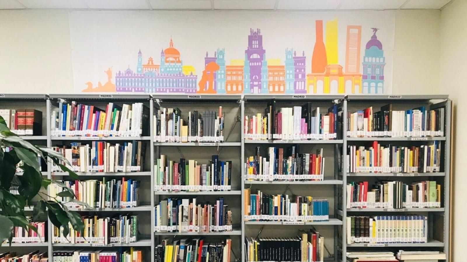 Ocho bibliotecas municipales de Madrid estrenan los clubes de lectura científicos ‘Entre líneas y ciencia’