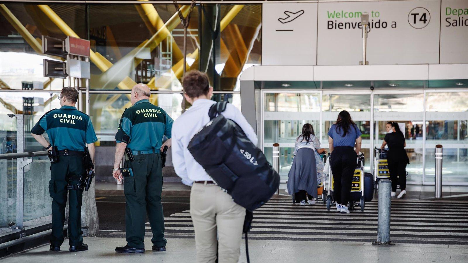 Cuatro detenidos por robar 16.500 euros en productos  en las áreas de embarque del aeropuerto de Barajas