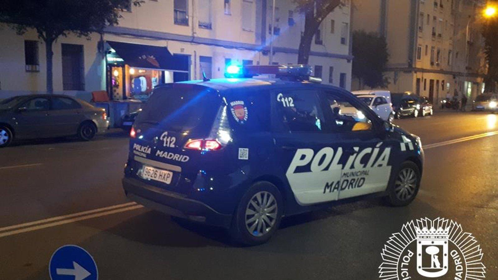 La policía detiene a un individuo con un arma escondida en Puente de Vallecas