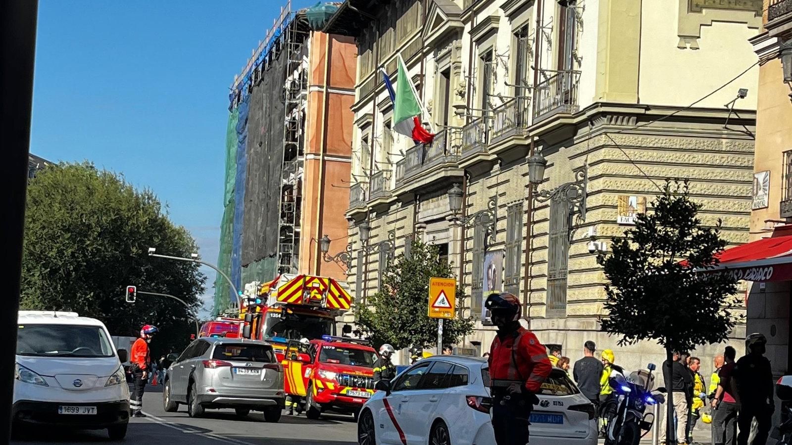 Los bomberos sofocan un incendio de dos vehículos en un semisótano en el centro de Madrid