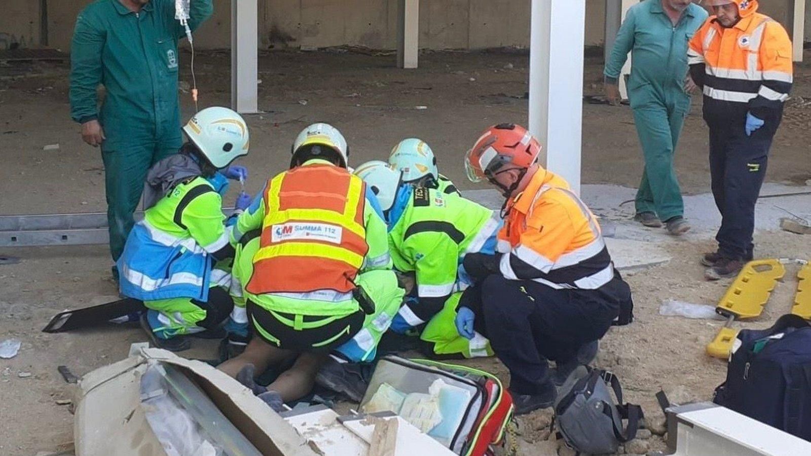Un trabajador de 35 años resulta herido grave al caer desde cuatro metros en Alcorcón