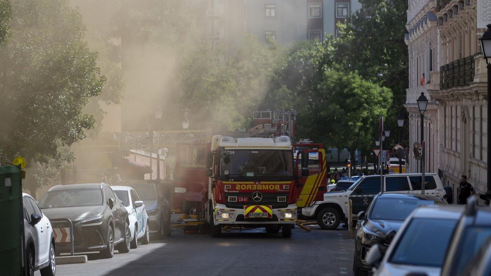 Dos bomberos heridos graves al extinguir un incendio en un restaurante de Colón