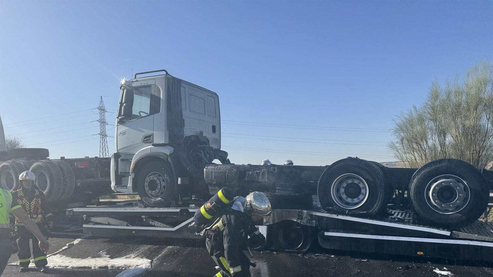 Un incendio de un camión en la R-3 provoca el cierre temporal de la vía en Mejorada del Campo 