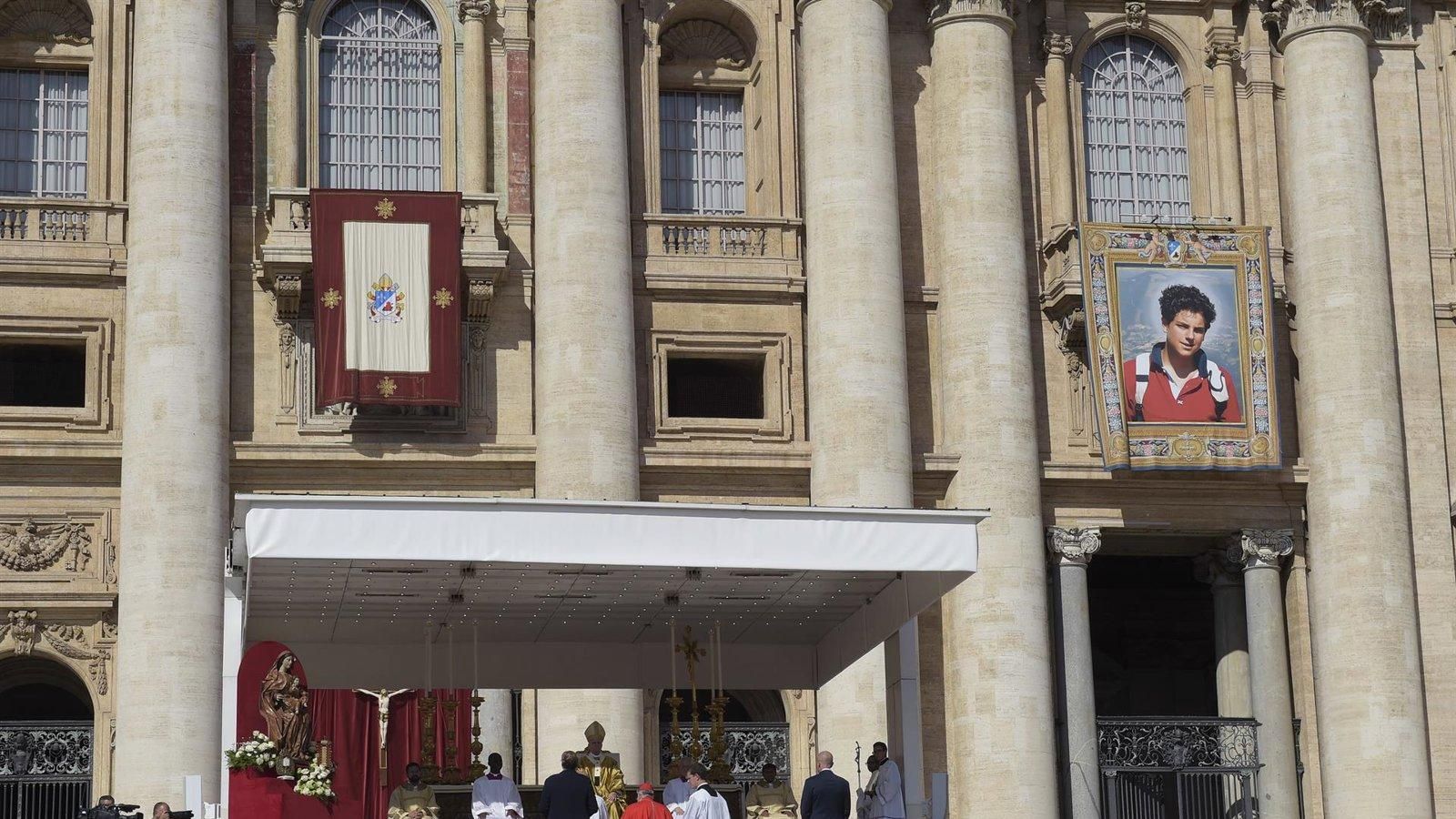 La Iglesia canoniza a su primer santo millennial y al patrón de los pobres