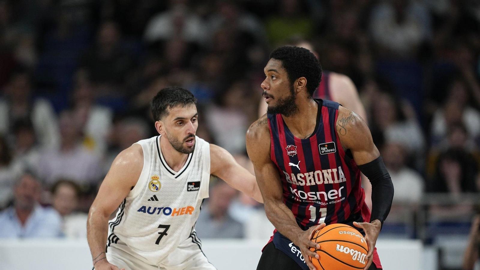 Baskonia supera al Real Madrid y el Lleida hunde al Barça en la segunda jornada