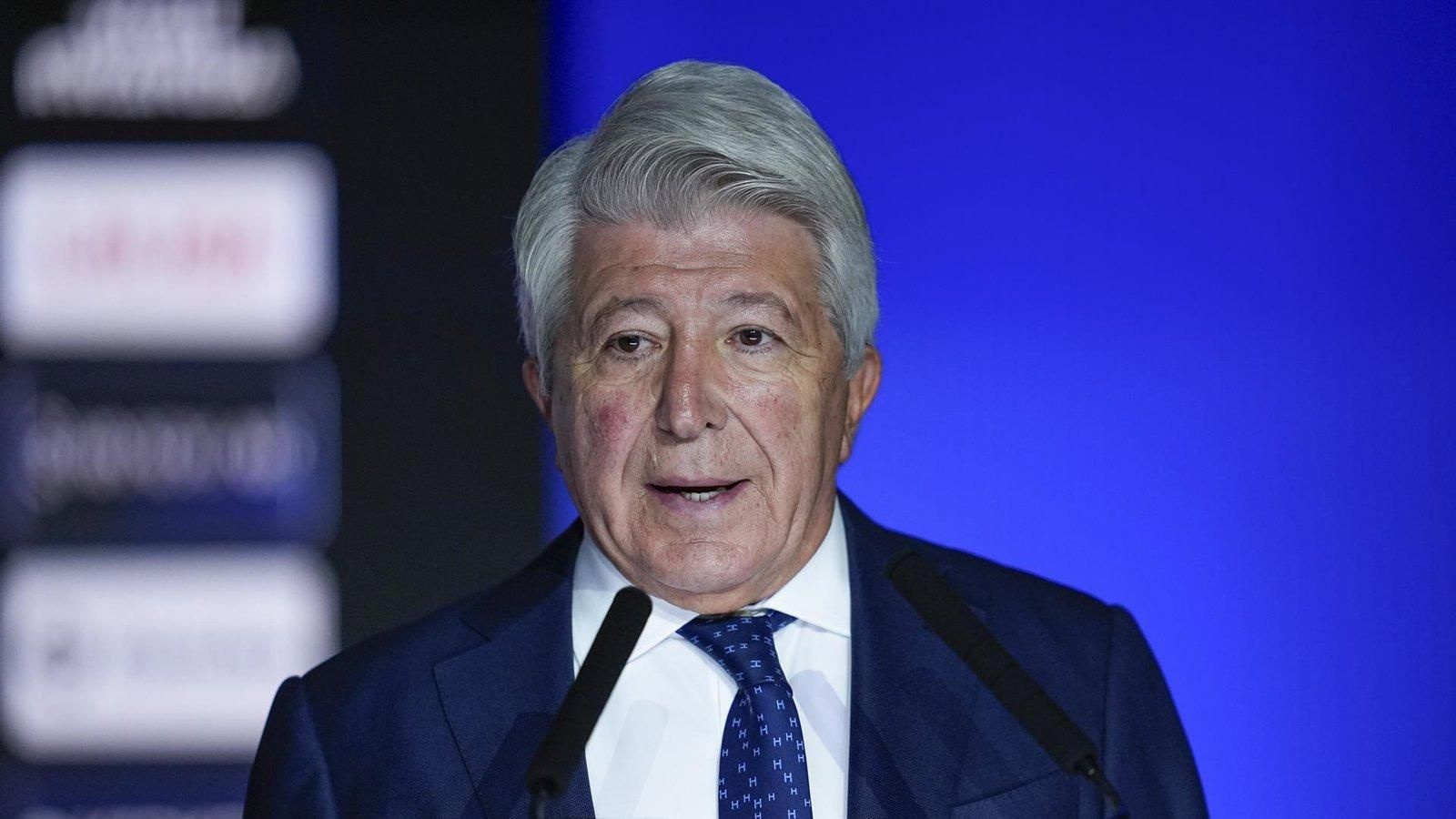 Cerezo minimiza la polémica del agua fría en el vestuario del Atlético en Londres