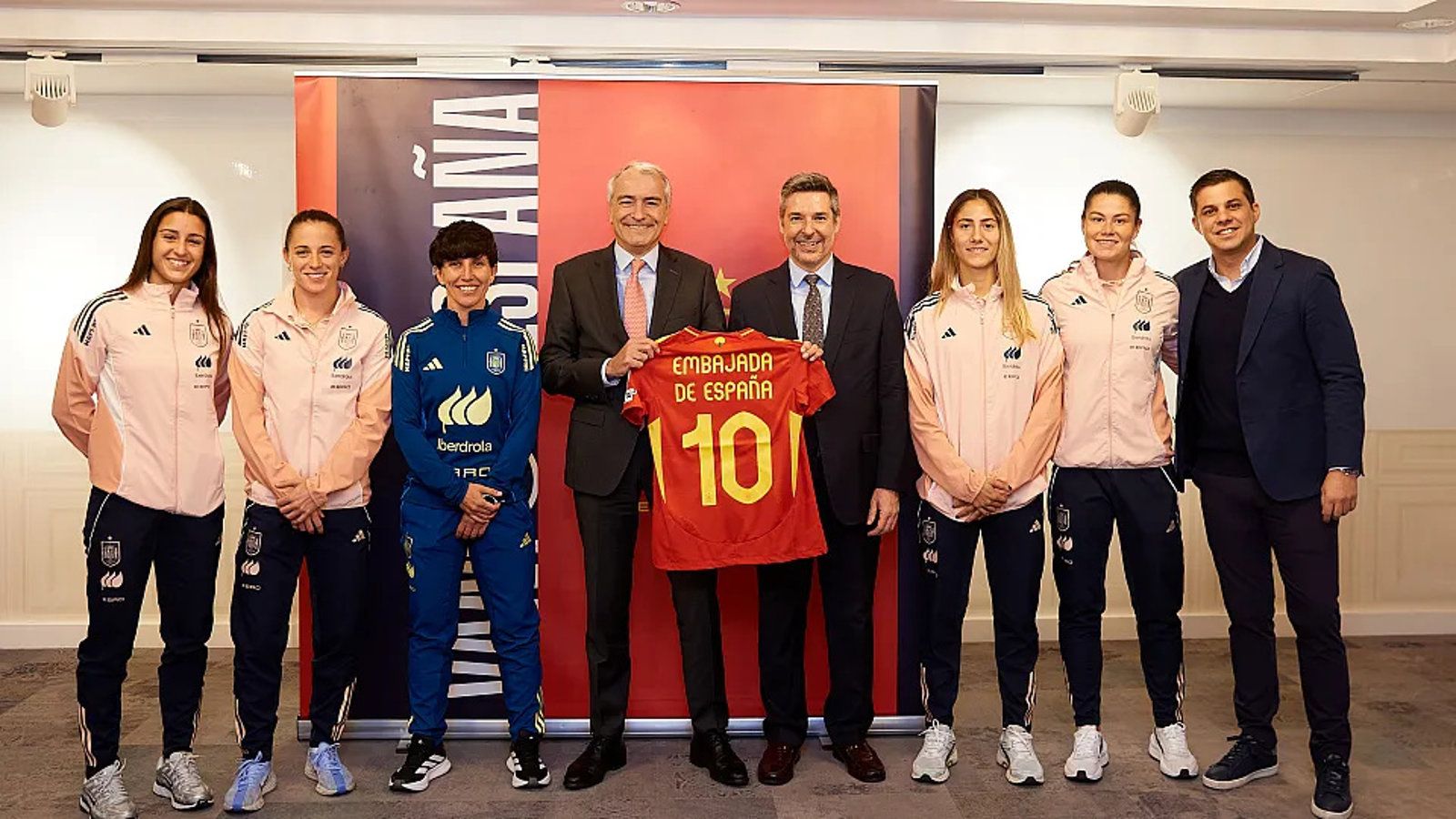 El embajador español en Suecia se reúne con la selección en Gotemburgo