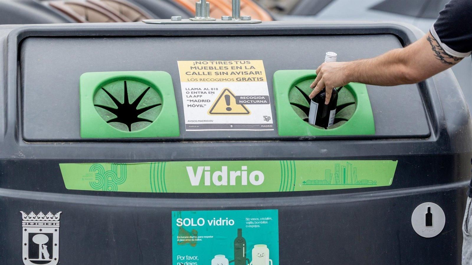 Almeida señala la acumulación de cartón como punto débil en la limpieza y pide colaboración a los comercios