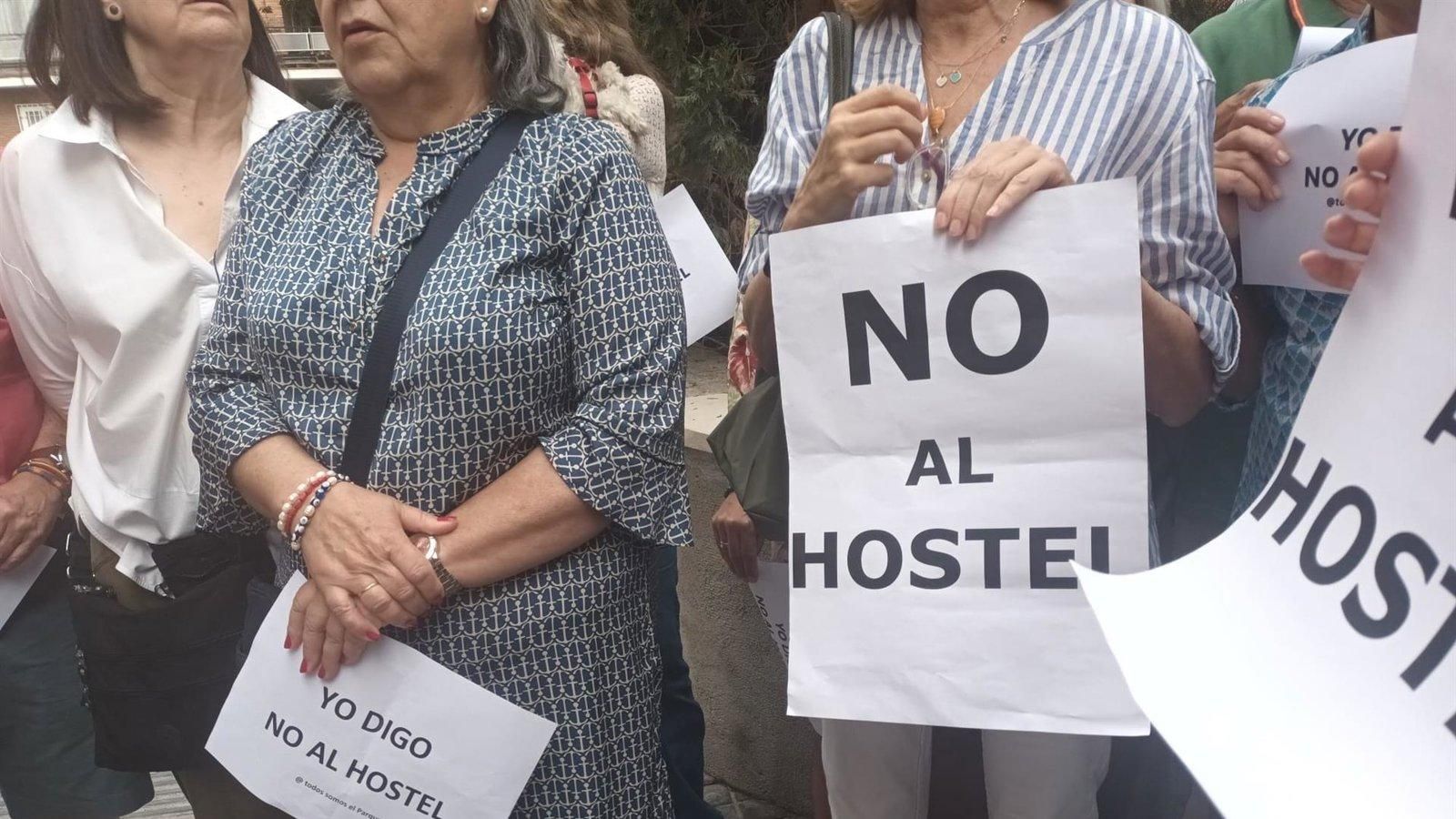 Almeida asegura que “cerraría hoy mismo” el hostel de Parque de las Avenidas pero recuerda que existen plazos legales