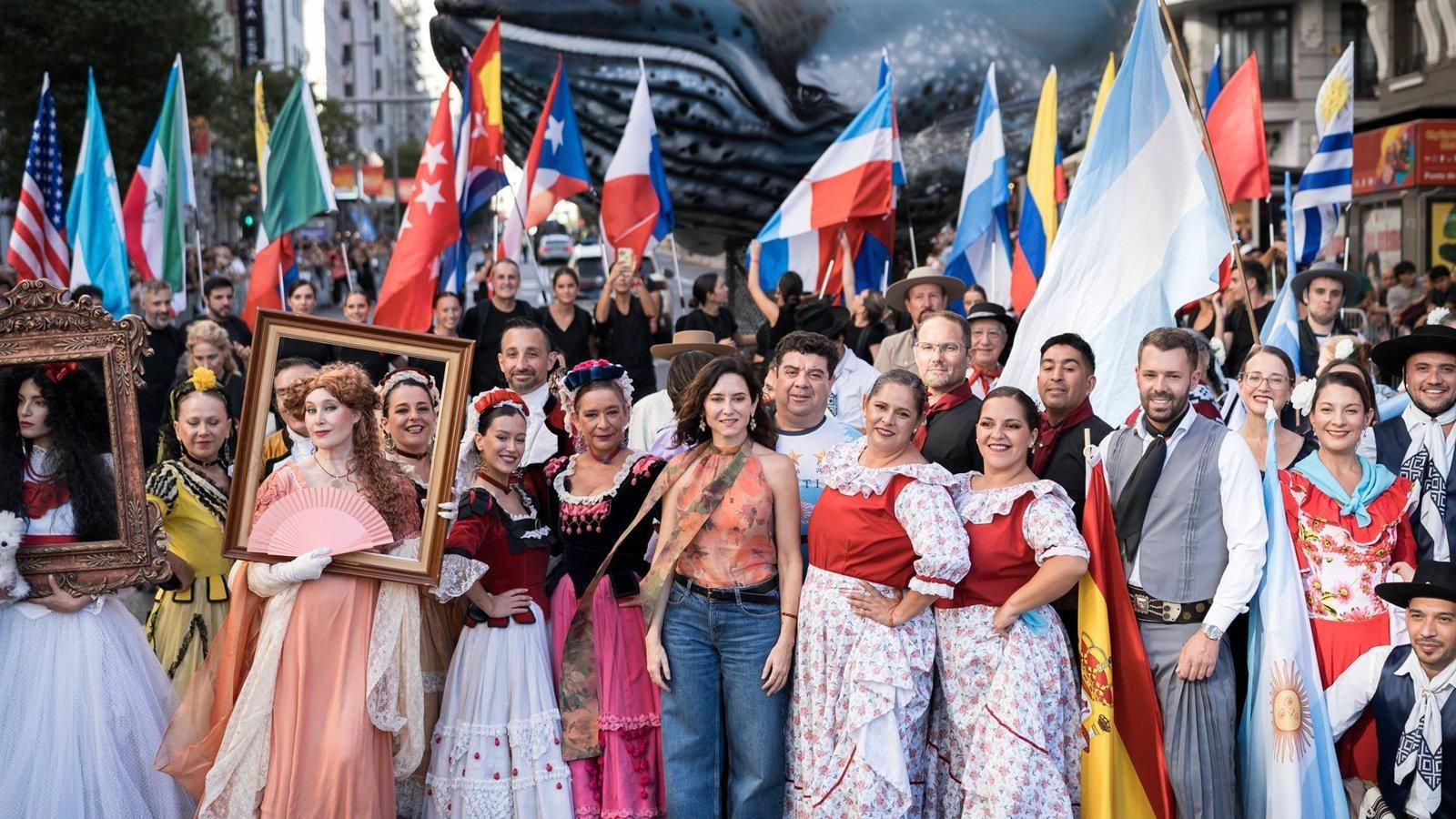 La gran cabalgata por la Hispanidad llena de color la Gran Vía con Argentina como país invitado