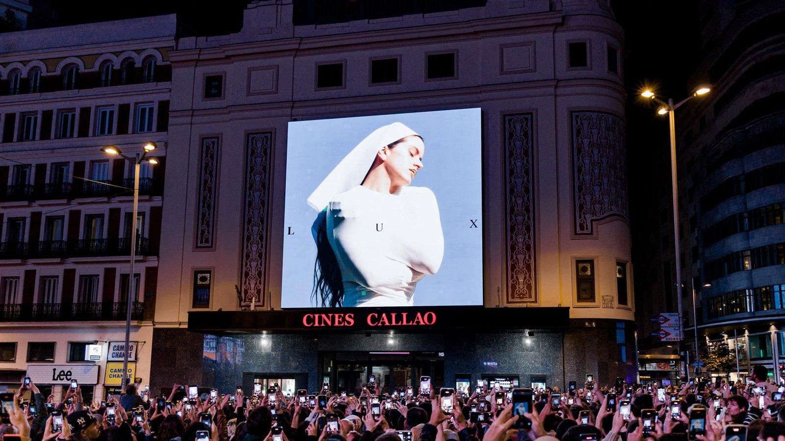 Madrid analiza sanciones por el acto no autorizado de Rosalía en la Plaza de Callao