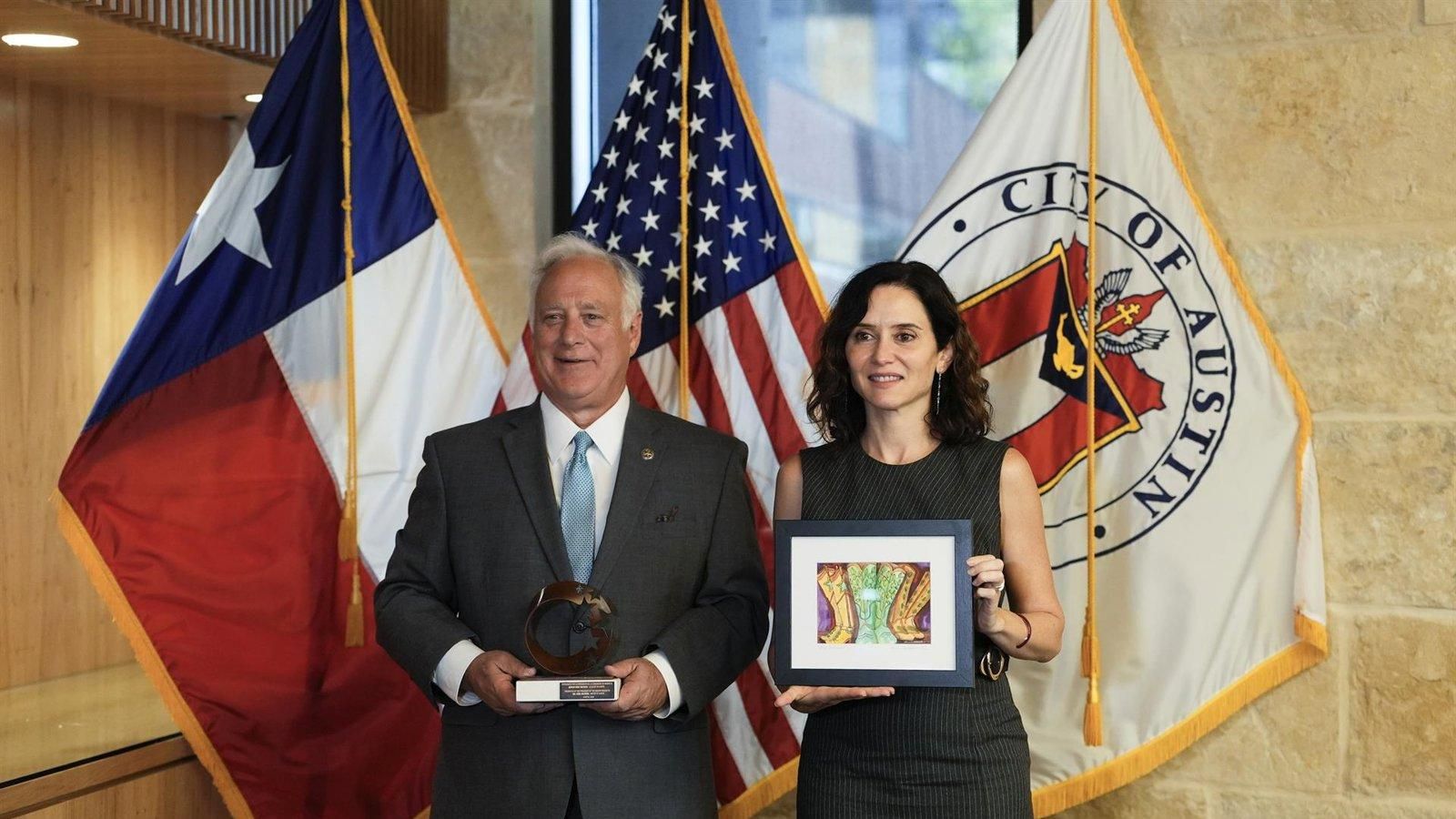 Ayuso presenta en Austin el modelo madrileño de vivienda y aborda los retos de la Fórmula 1