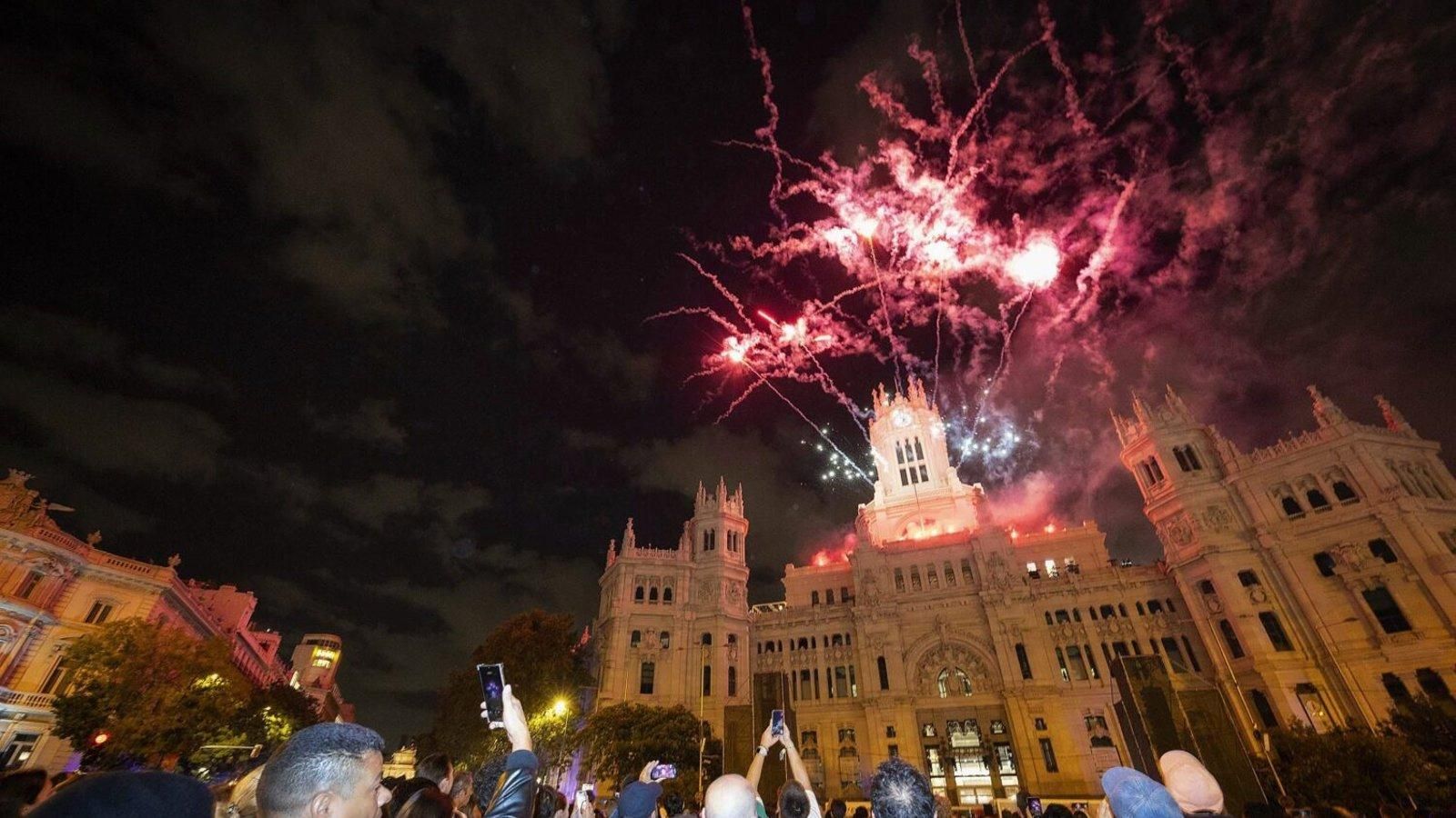 Cerca de 60.000 personas disfrutan del espectáculo piromusical de la Fiesta Nacional en Cibeles