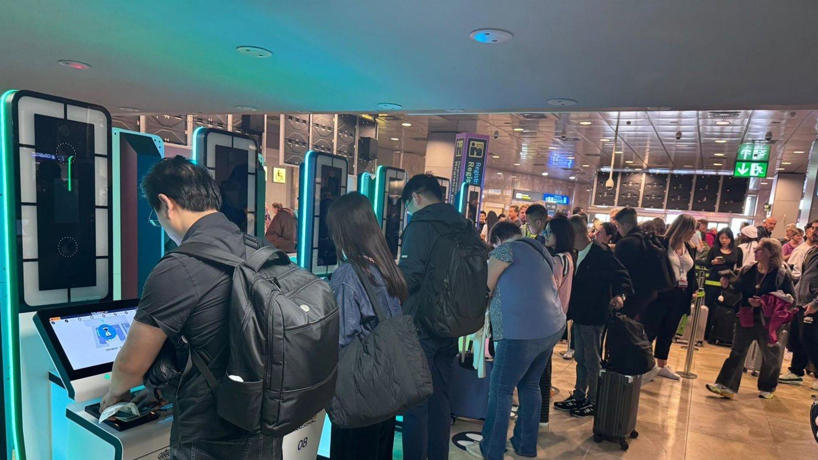 El aeropuerto de Barajas estrena con éxito el nuevo control fronterizo automatizado de la UE