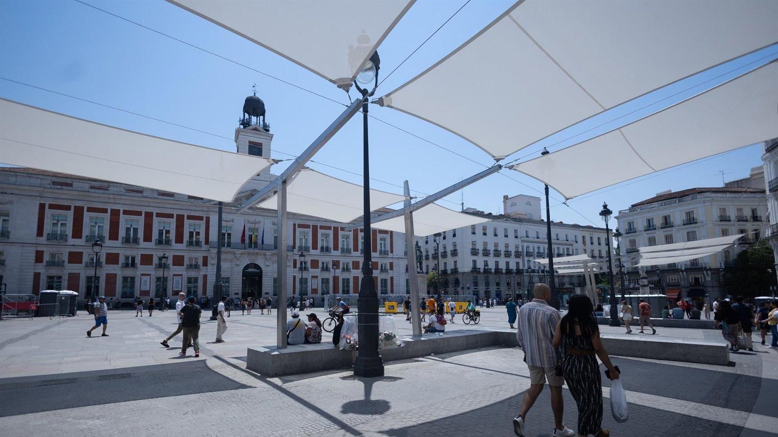 El Ayuntamiento comienza a desinstalar los toldos de Sol por 200.000 euros