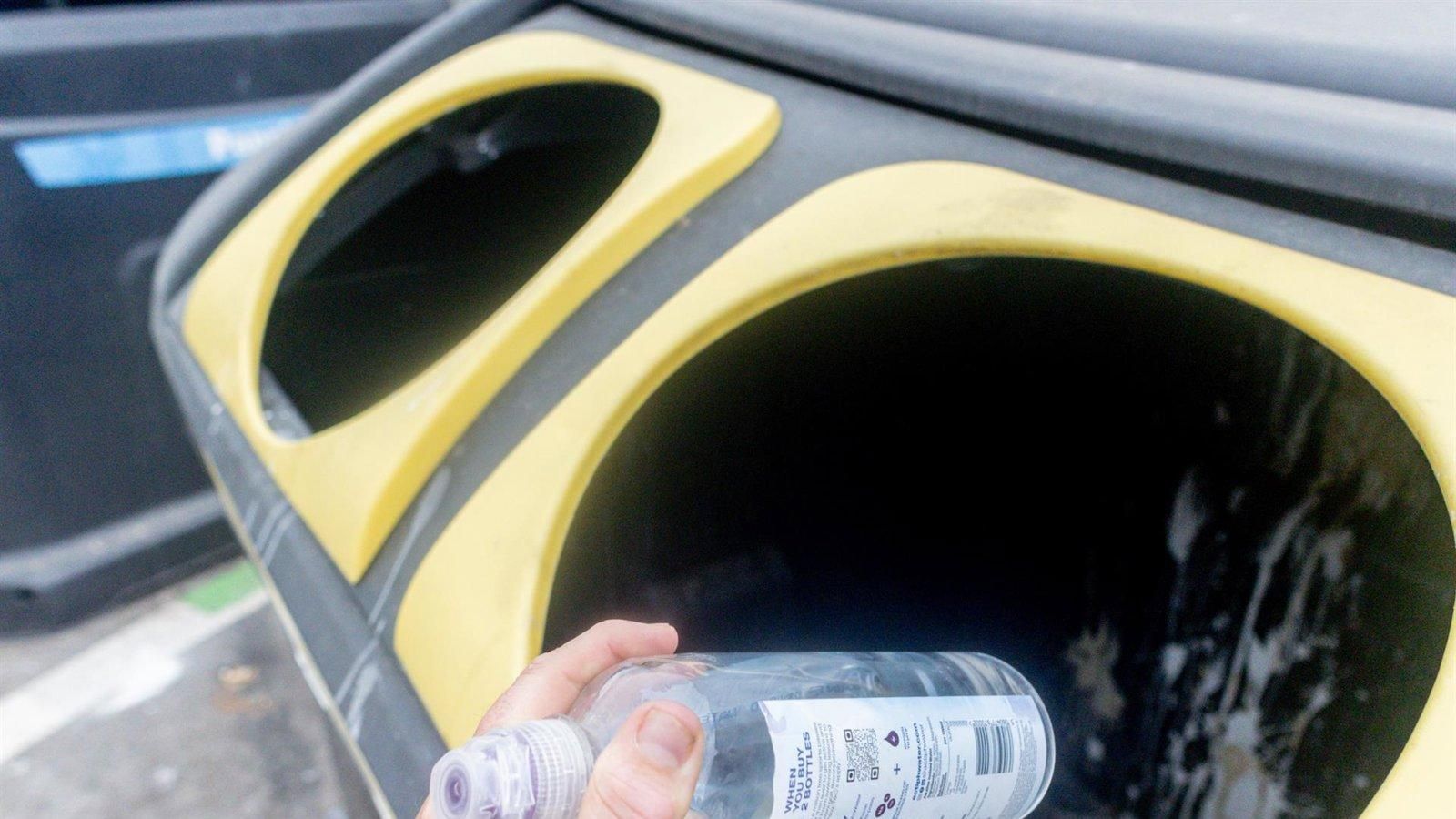 Madrid refuerza la limpieza en el entorno de los contenedores de basura