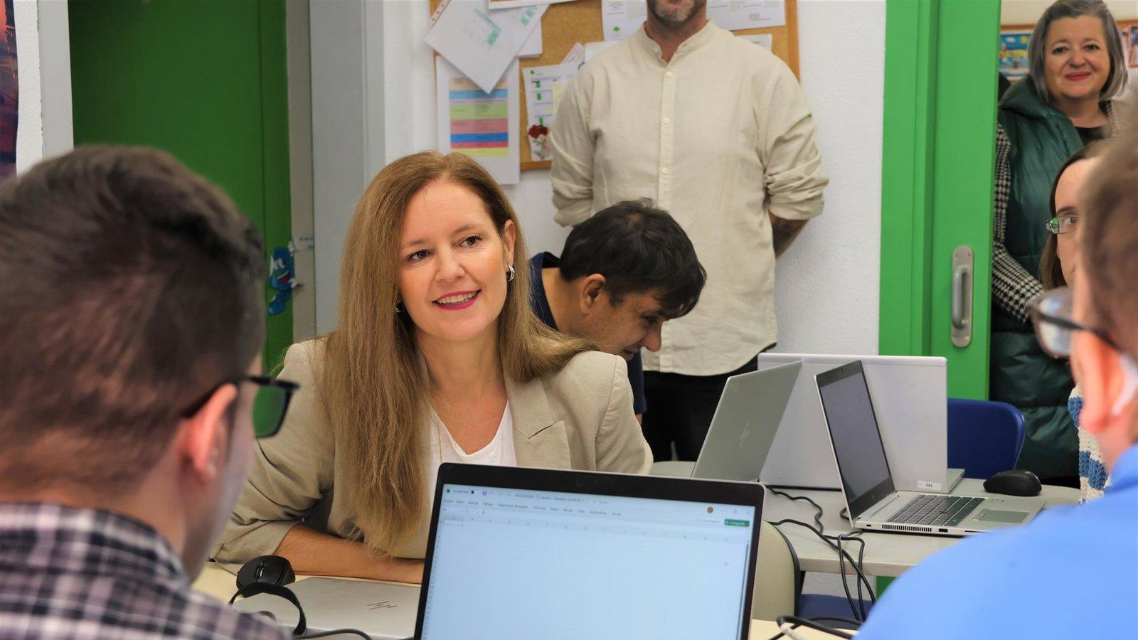 Dávila presenta un plan de formación en competencias digitales básicas para personas con discapacidad