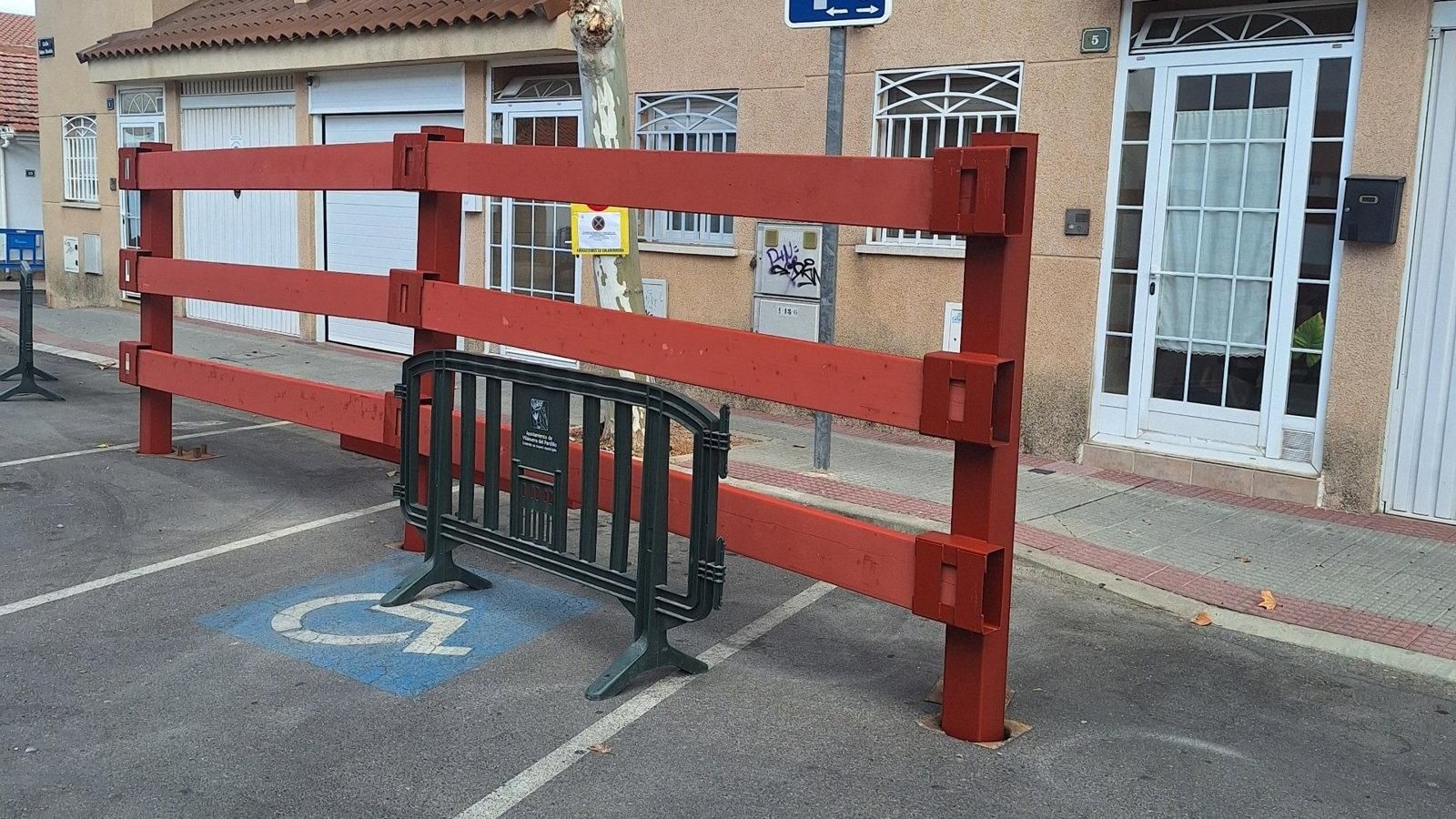 Denuncian al Ayuntamiento de Villanueva del Pardillo por bloquear plazas accesibles con vallas de festejos