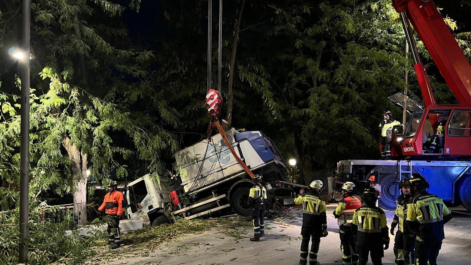 Rescatada una baldeadora municipal atrapada en la Cuesta de la Vega tras perder el control